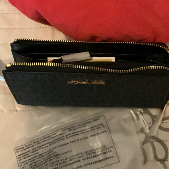 - NWT Michael Kors Jet Set Travel Large Logo Quarter-Zip Wallet. - Picture 3 of 3